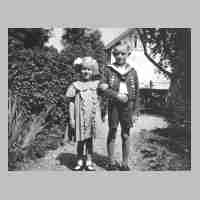 094-0020 Elfriede Szimmetat und Cousin Dietrich Darge im Garten 1937. Im Hintergrund das Posthaus.jpg